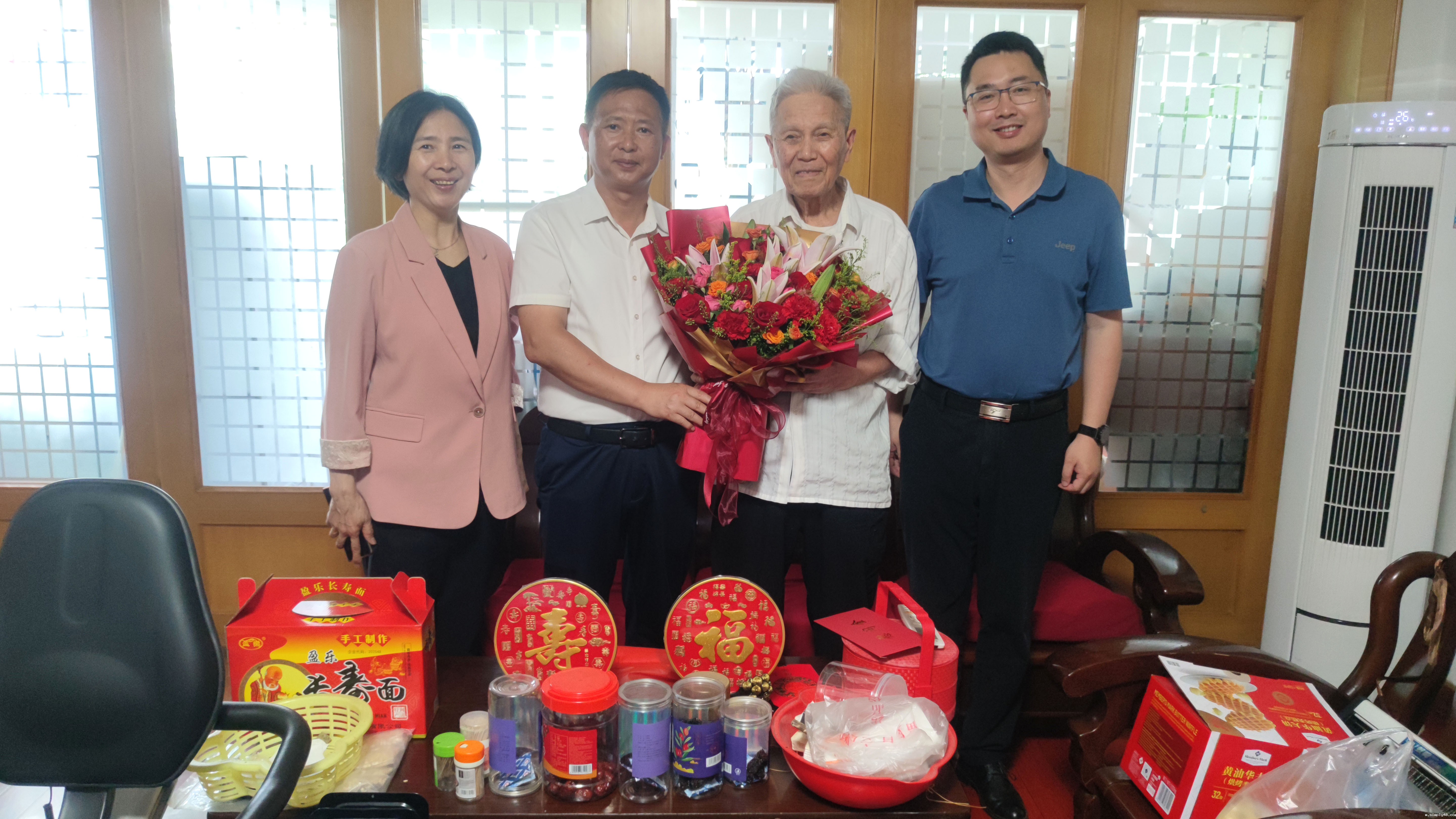 为张哲元老书记90寿诞庆生.jpg 为张哲元老书记90寿诞庆生.jpg