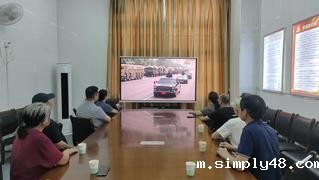 离退休办组织退休老同志收看纪念...