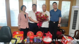 校领导为张哲元老书记90寿诞庆...